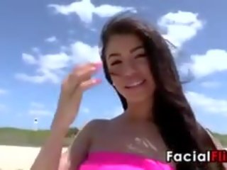 Faciale pour un 18 année vieux brunette amoureux