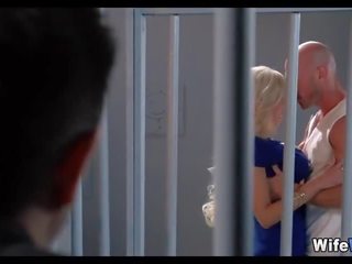 Vērojošas viņa blondīne sieva trieciens cits bloke uz ieslodzītas