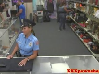 ממשי pawnshop סקס וידאו עם bigass שוטר ב מדים