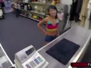 Невеликої і привабливий азіатська жінка отримує її манда карбований