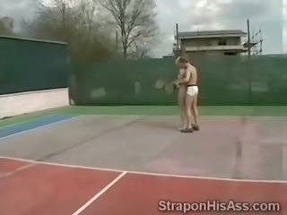 Ξανθός/ιά τένις players άκρα τσιμπουκώνοντας αυτήν trainers καβλί