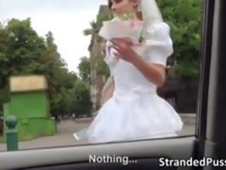 Betoverend bruid zuigt een groot hard phallus