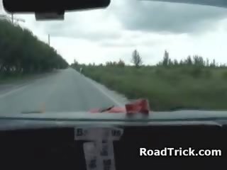 Attraente bruna succhiare albero in indietro posto di furgone