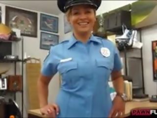 Liels bumbulīši policija virsnieks izpaužas viņai vāvere fucked līdz pawn vīrietis