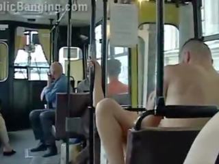 Ekstremalus viešumas porno į a miestas autobusas su visi as passenger žiūrėjimas as pora šūdas