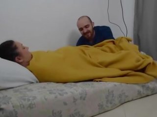 Ela é a dormir e ele wakes dela para cima por fricção dela cona iv