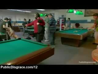 Naturel grand titty blondie baisée et peloté en billard salle