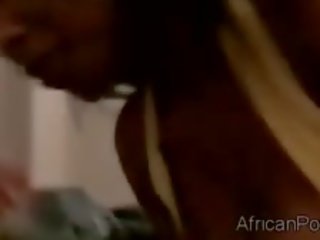 ভাগ্যবান বিদেশী টেপ কিভাবে তার swell আফ্রিকান জিএফ দেয় তাঁহাকে একটি ঘা