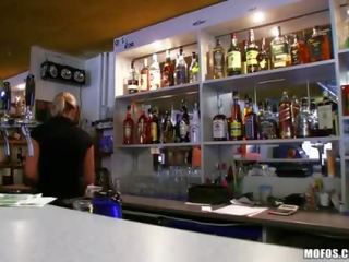 Amatore bartender lenka reamed për para në dorë