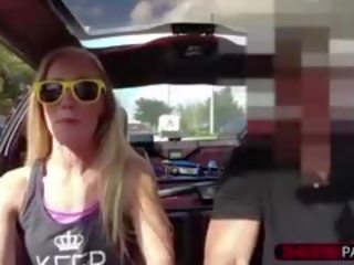 Blondie en captivating vrouw probeert naar verkopen haar auto sells haar poesje