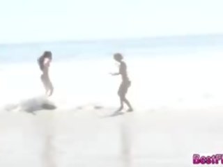 Pointé demoiselles surfing pour grand dur bites à la plage