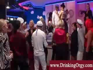 Порнозірки насолоджуючись a моряк вечірка