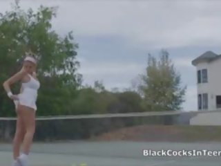 Bigtit zuigt bbc op tennis rechtbank