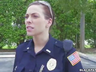 महिला पुलिस खींचें ओवर ब्लॅक suspect और चूसना उसके manhood