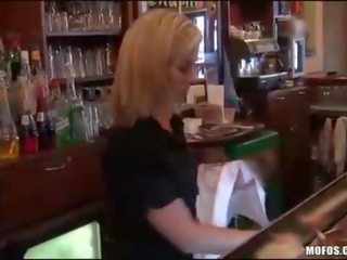 金發 barmaid earns 一些 為 臟 電影 在 酒吧