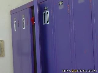 Captivating liels titted blondīne izpaužas pavirši uz the locker istaba