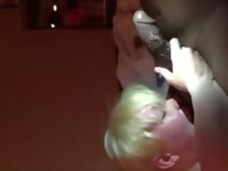 Blond milf mit kurz haar essen ein bbc