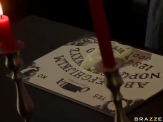 Janine іграшки ouija для знаходити a spirit разом близько по a масивний огірок