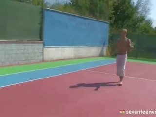 Blondýna tenis milenec