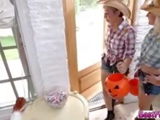 Atrakcyjny suki idzie sztuczka lub leczyć na halloween