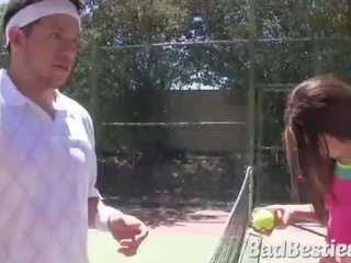 Tennis tenåring gir blowjob og fitte fylt av stor wang