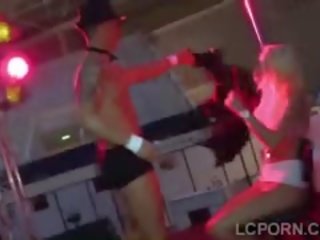 Sürtük saç çekme kutup dansçı sikikleri bir gifted striptizci