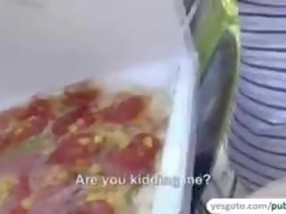 Publiek neuken met pizza delivery schoolmeisje
