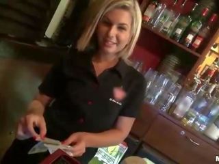 Barmaid बढ़ा में अदला बदली के लिए मनी