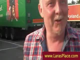 Ondeugend middle-aged sweetheart in kniekousen omhoog voor truck driver lul