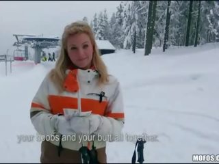Blondine clips tieten en bips in de snow