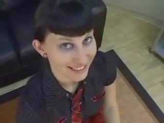 Séduisant punk rocker bellarotica suce et baise pov