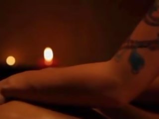 Une sensuel et concupiscent lesbienne massage