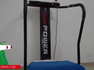 Chatte suçage jusqu'à une gym machine