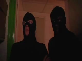 Serseri gangbanged tarafından maskeli erkekler