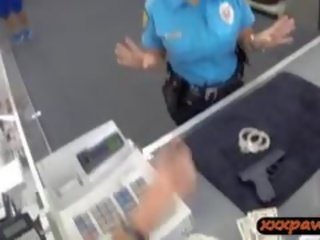 Ms policja oficer dostaje przybity w za pawnshop do zarabiać kasa