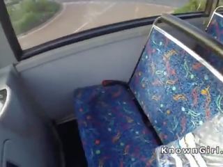 Hårete britisk amatør pannelugg i offentlig buss