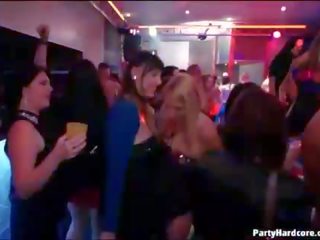 Festa ragazze in discoteca e scopata