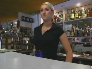 Veľký kozy amatérske bartender payed jebanie