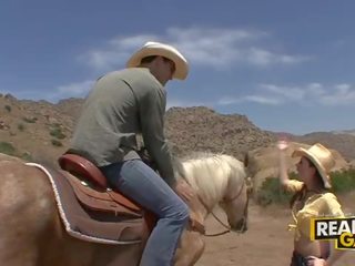 Marvellous brunetė paauglys strumpet misija akmuo lauke cowboy stilius šūdas