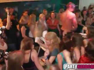 Smashing בנות למצוץ זָכָר חשפניות ב ה מסיבה