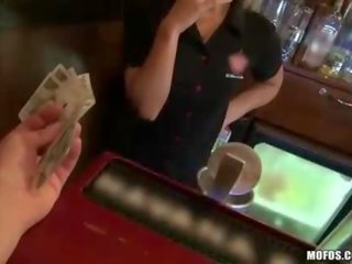 Fumand blond bartender umplut pentru numerar