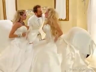 Dva blondies s obrovský baloons v bridal dresses sdílet jeden manhood