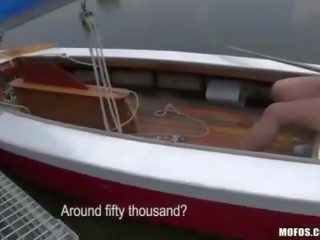 Pointy nippled hottie v prdeli na a loď