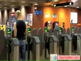 Chap παίρνει χτυπούσαν σε subway με gayviolator