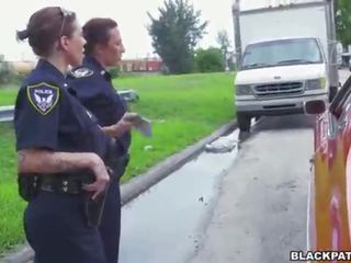 Fêmea policiais puxe sobre negra suspect e chupar sua manhood