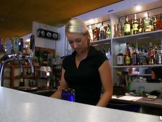 Stupendous bartender puicuta lenka fucks pentru numerar