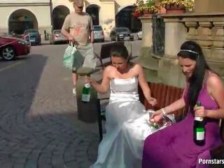 Casamento dia molhada para baixo em torno de cidade