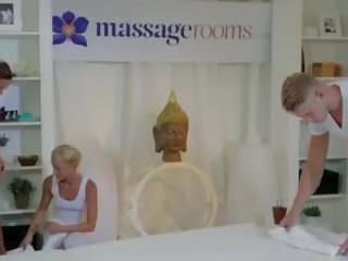 カップル の masseurs gangbanging ブルネット