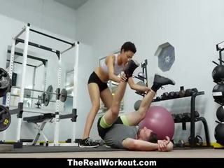 Therealworkout - gorące osobisty trainer pieprzy klient w siłownia