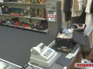 Amateur latina flugbegleiterin wird schlug bei die pawnshop